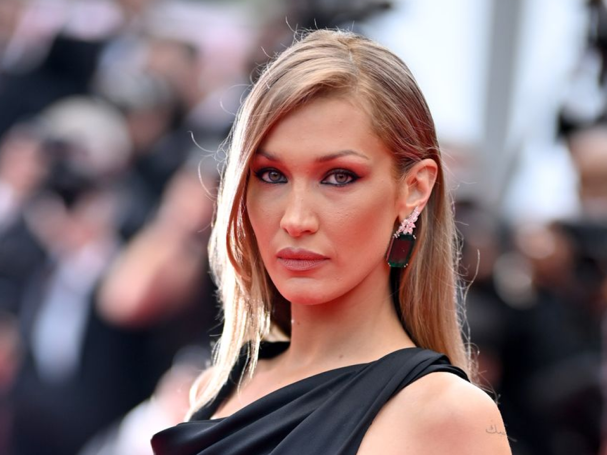 बेला हदीद की बोल्ड और हॉट तस्वीरें: इन सेक्सी लुक्स में दिखीं इंटरनेशनल ब्यूटी, खुद देखिए ग्लैमर का जलवा - Photo Gallery