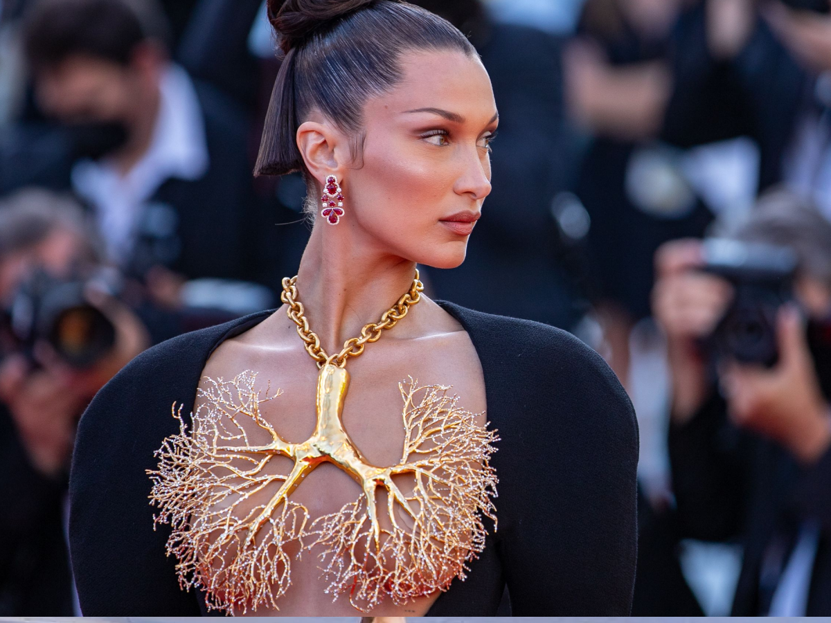 बेला हदीद की बोल्ड और हॉट तस्वीरें: इन सेक्सी लुक्स में दिखीं इंटरनेशनल ब्यूटी, खुद देखिए ग्लैमर का जलवा - Photo Gallery