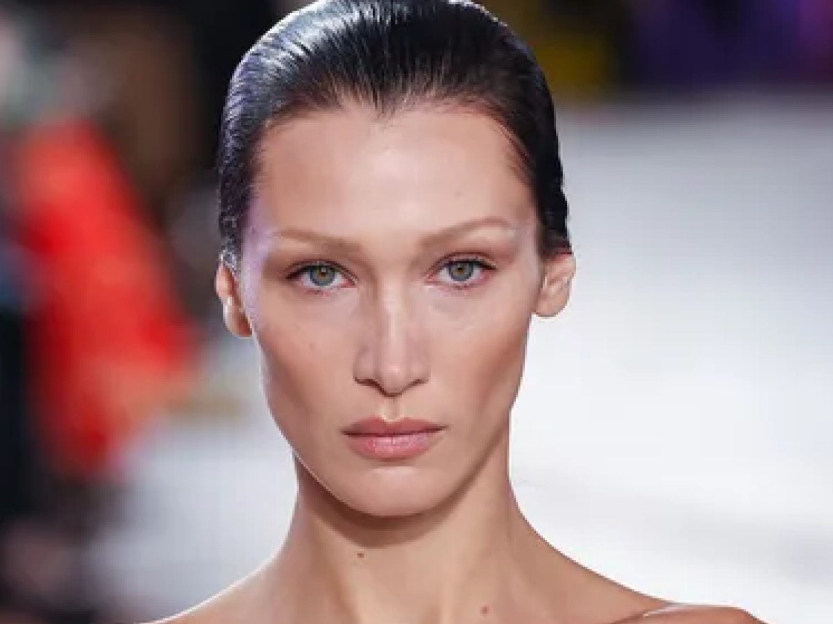 बेला हदीद की बोल्ड और हॉट तस्वीरें: इन सेक्सी लुक्स में दिखीं इंटरनेशनल ब्यूटी, खुद देखिए ग्लैमर का जलवा - Photo Gallery