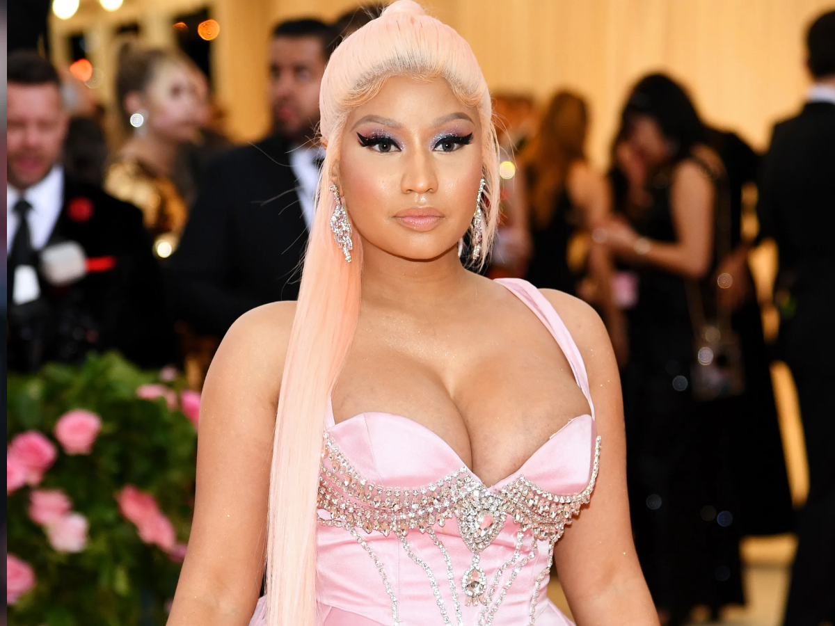 निक्की मिनाज की हॉट और बोल्ड तस्वीरें: इन सेक्सी लुक्स में फ्लॉन्ट की अपनी कर्वी बॉडी, देखें शानदार फोटो गैलरी - Photo Gallery