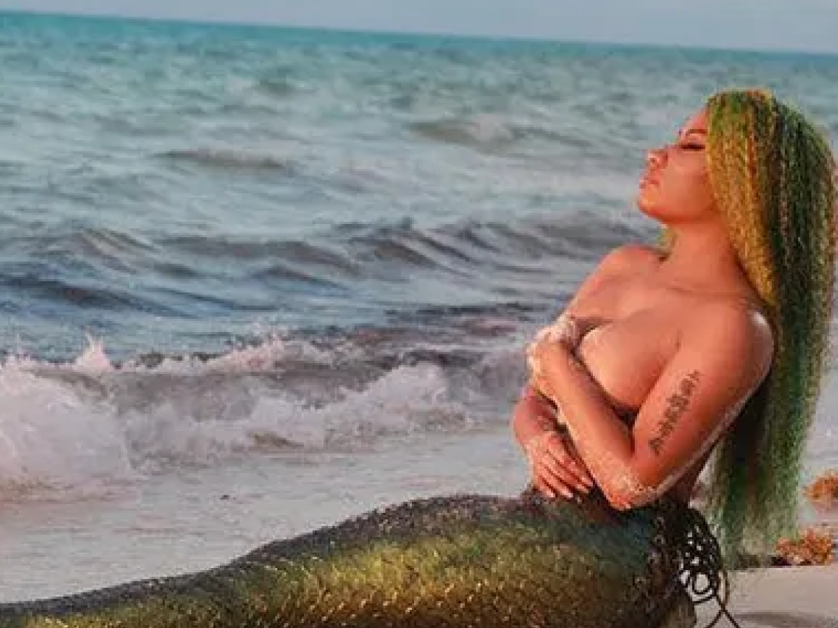 निक्की मिनाज की हॉट और बोल्ड तस्वीरें: इन सेक्सी लुक्स में फ्लॉन्ट की अपनी कर्वी बॉडी, देखें शानदार फोटो गैलरी - Photo Gallery