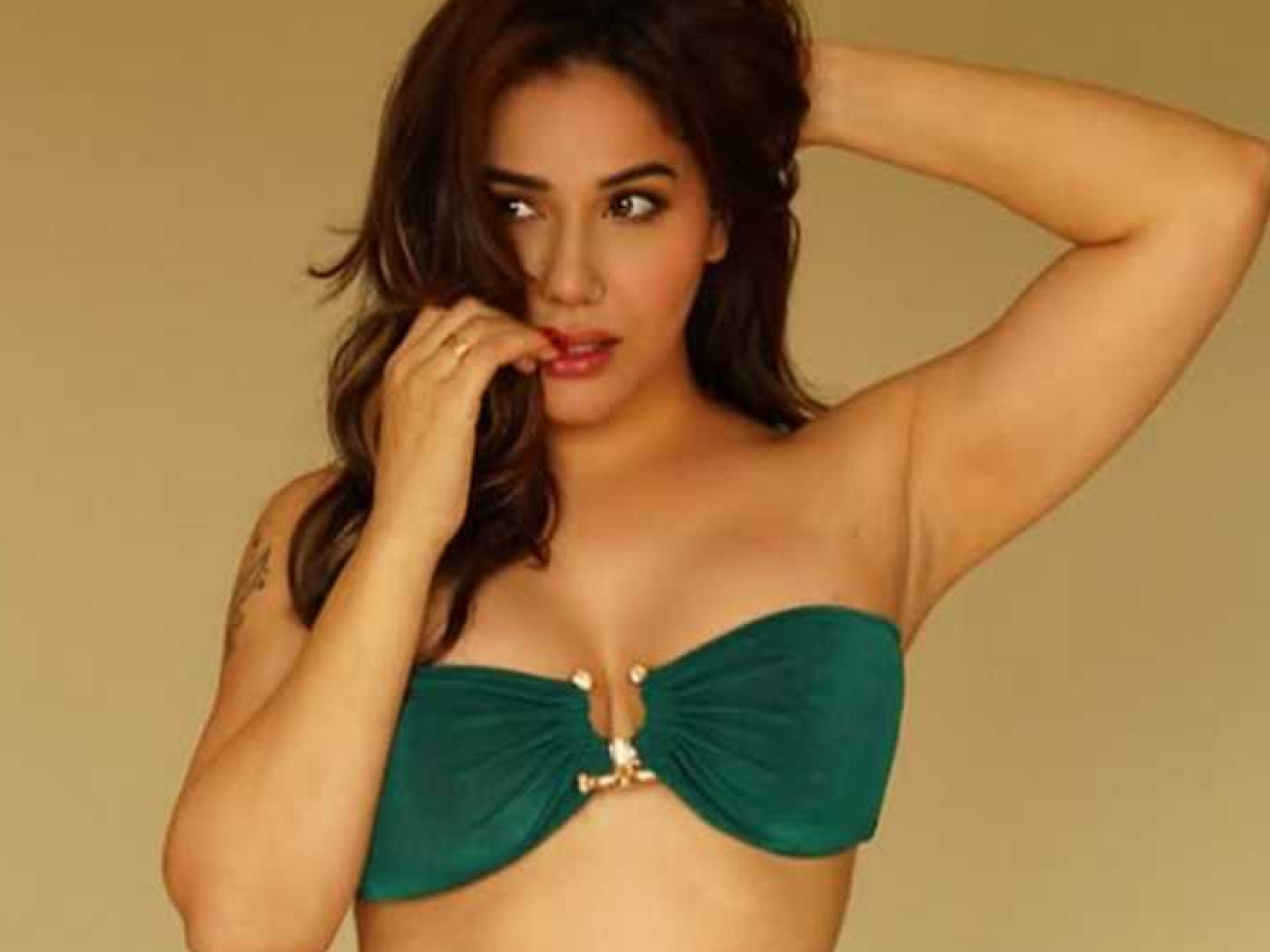 कंगना शर्मा की सेक्सी और बोल्ड तस्वीरें: इन हॉट लुक्स में फ्लॉन्ट की हॉटनेस, मिस मत करिए ये शानदार पिक्स - Photo Gallery