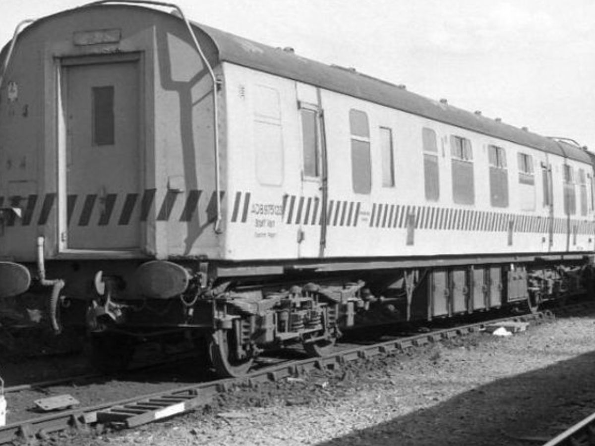 First Indian AC Train: जानें कब शुरू हुई एसी कोच वाली ट्रेन और ठंडा रखने के लिए करते थे ये काम - Photo Gallery