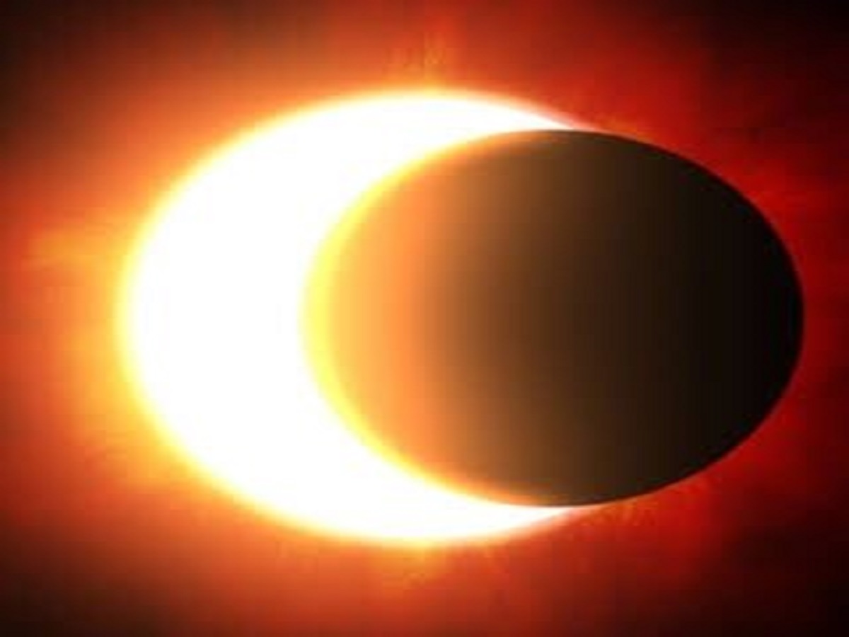 Surya grahan: आ रहा है ऐसा खगोलीय नजारा जब दिन में हो जाएगी रात, जानिए सूर्य ग्रहण की तिथि, समय और सूतक काल - Photo Gallery