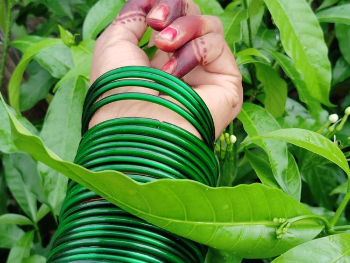 क्या है सावन में हरी चूड़ियां पहनने के पीछे की वजह? श्रृंगार का ही नहीं बल्कि आस्था का भी प्रतीक - Photo Gallery