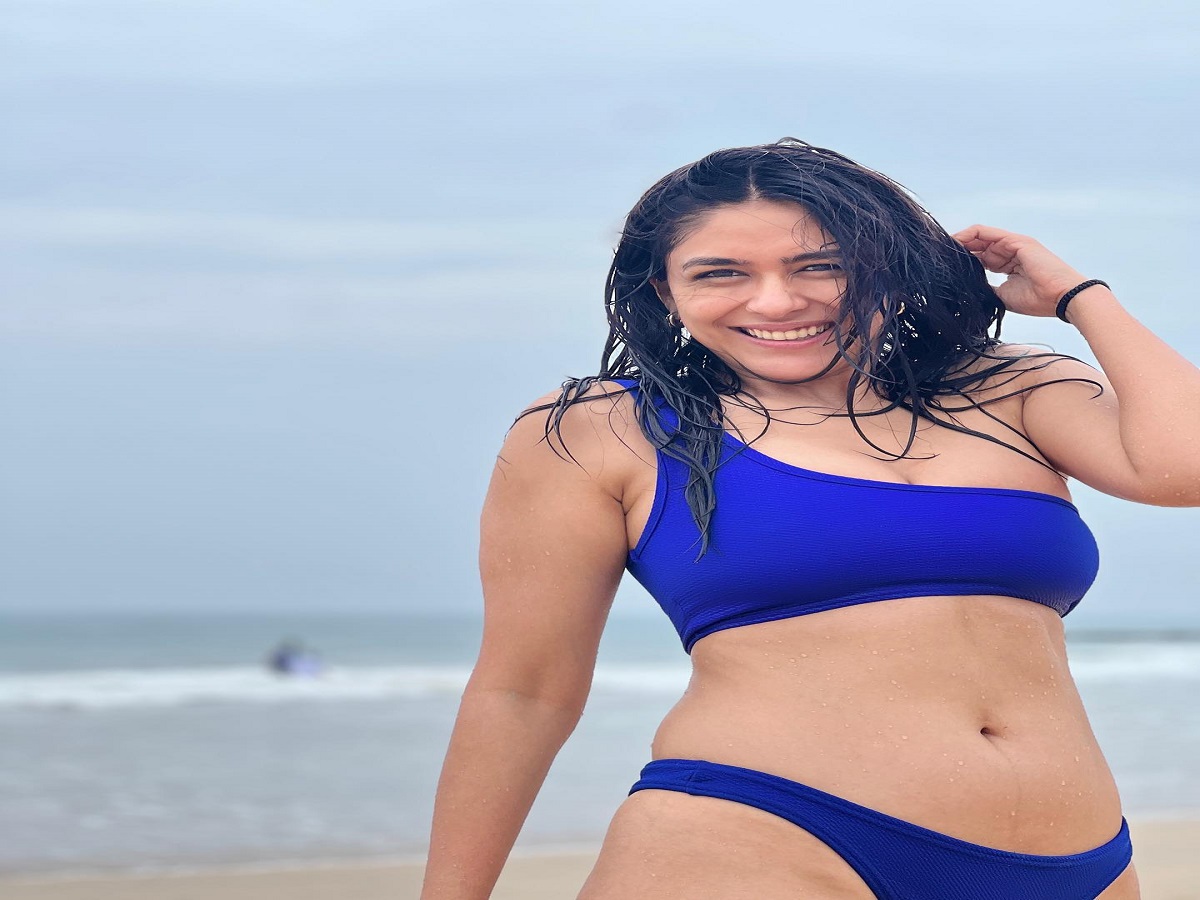 Mrunal Thakur: मृणाल ठाकुर की अब तक का सबसे बोल्ड तस्वीरें! अलग-अलग ड्रेस में कहर ढाती दिखीं, फोटोज ने बढ़ाया सोशल मीडिया का टेंपरेचर - Photo Gallery