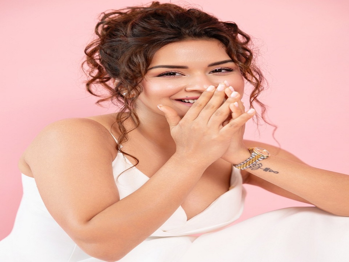 Avneet Kaur का हॉट और सेक्सी लुक देख, जलन से पागल हो जायेंगी बॉलिवुड की एक्ट्रेसेस भी, डीप नेक ड्रेस में दिखा बेहद बोल्ड अंदाज - Photo Gallery