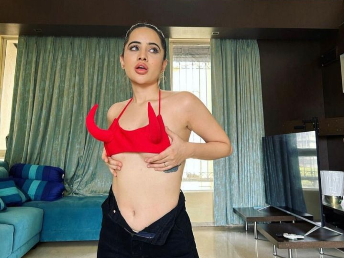 Urfi Javed's red bra pic - Photo Gallery