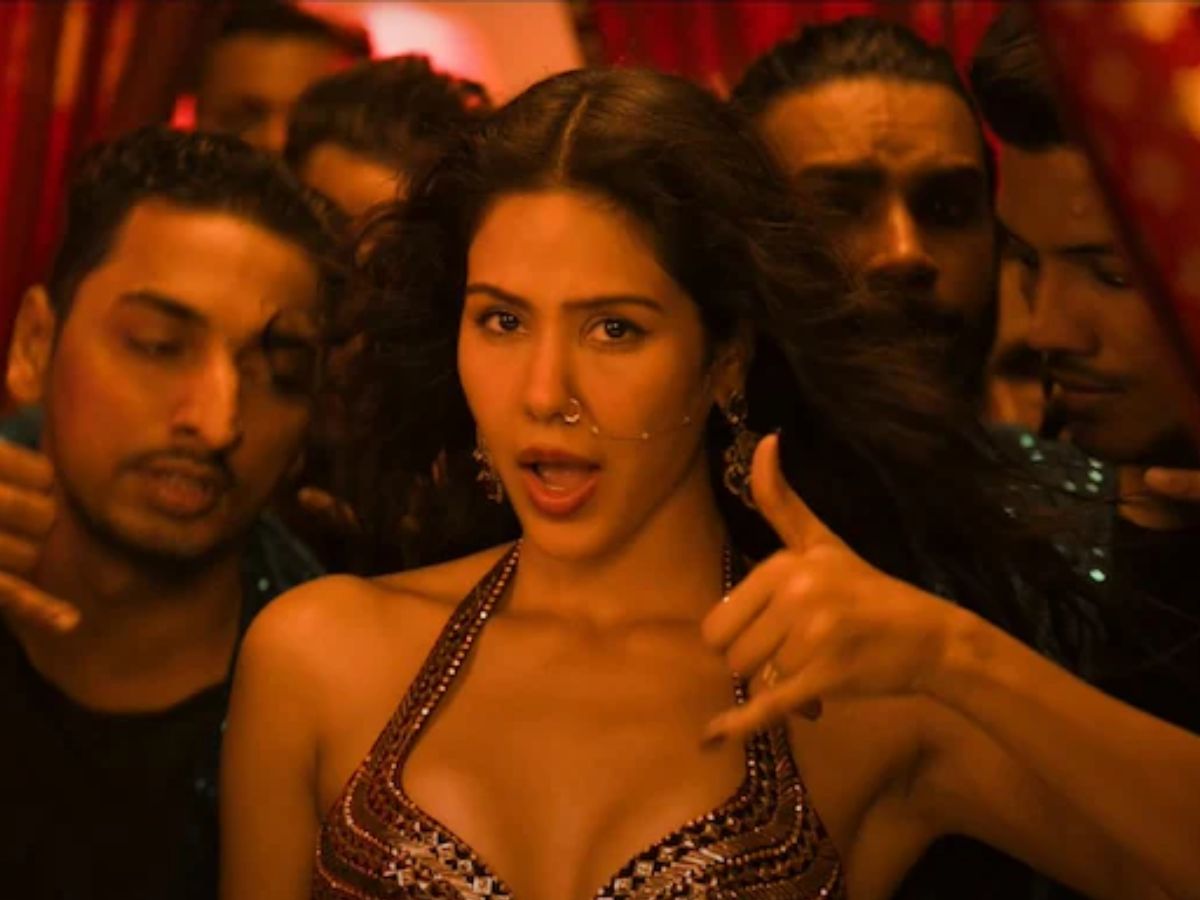 पंजाब से बॉलीवुड तक का सफर तह कर Sonam Bajwa के ग्लैमरस लुक और धड़कन बढ़ाने वाले डांस मूव्स “Akeli Laila” में देख, बने चर्चा का केंद्र - Photo Gallery