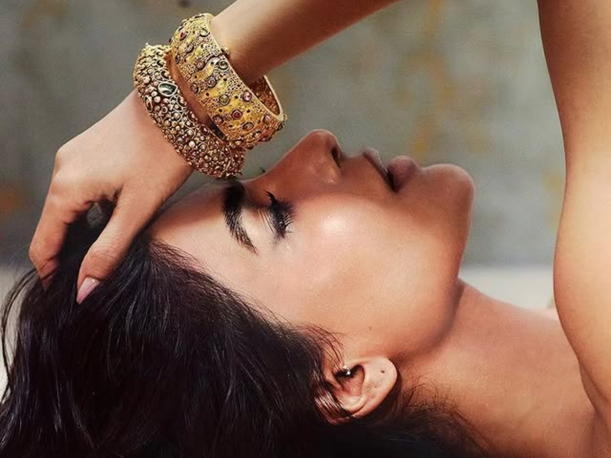 smantha gave a killer pose wearing a gold bracelet - Photo Gallery