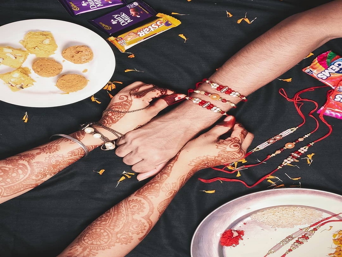RakshaBandhan 2025: जानिए क्यों पुरानी परंपरा कहती है 3 या 5 गांठें ही लगानी चाहिए राखी में - Photo Gallery