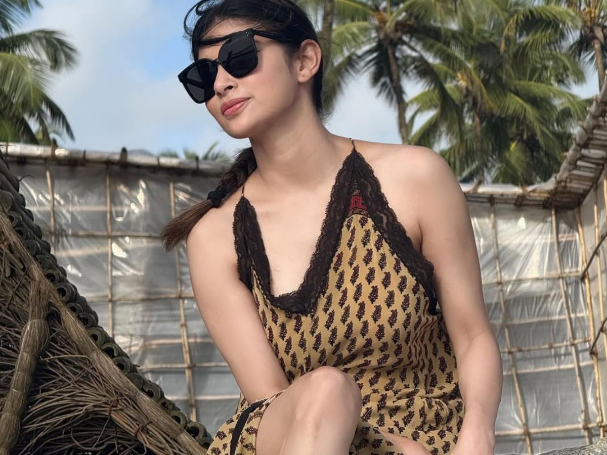 Mouni Roy के बीचसाइड लुक ने चुराया फैन्स का दिल साथ ही अपने दिलकश अंदाज से दिखाया अपना छुपा ग्लैमर - Photo Gallery