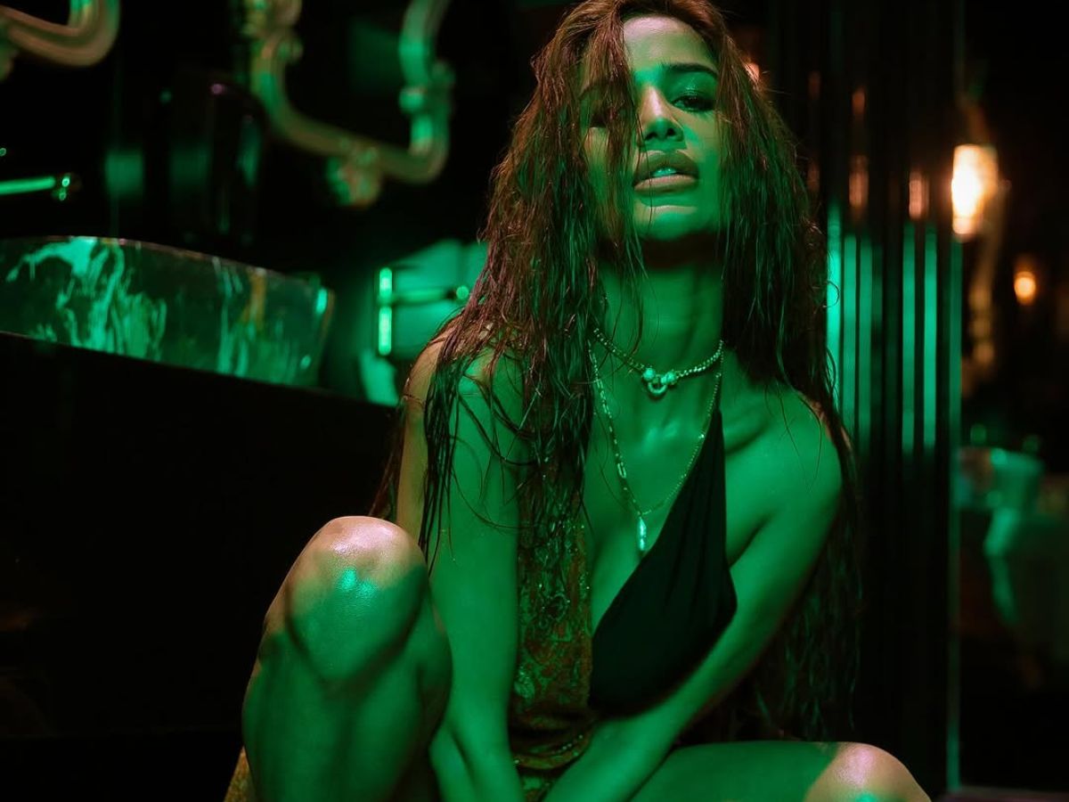 Poonam Pandey ने बिखेरा अपने हुस्न का जलवा, उनके अंदाज और पोज की बोल्डनेस देख इंटरनेट पर लगी आग - Photo Gallery
