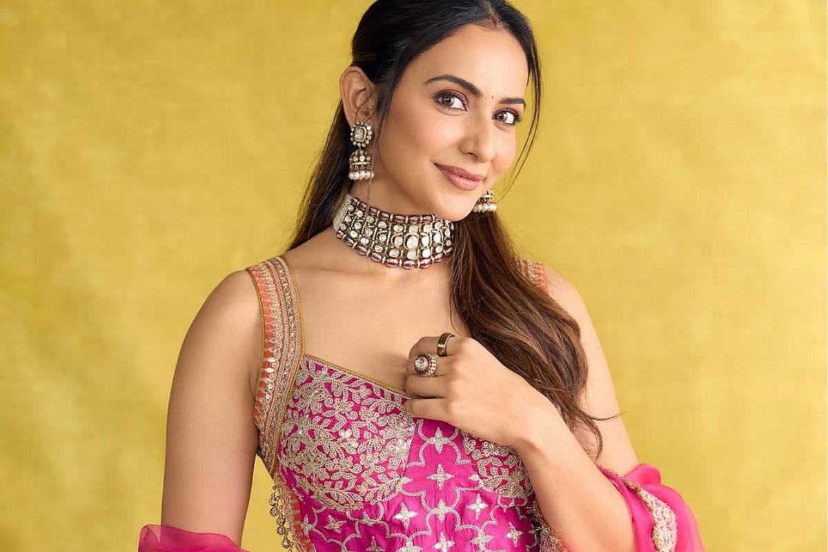 Rakul Preet का एथनिक लुक बना Ganesh Chaturthi की शान, भक्ति और खूबसूरती का दिखा ट्रेडिशनल चार्म - Photo Gallery