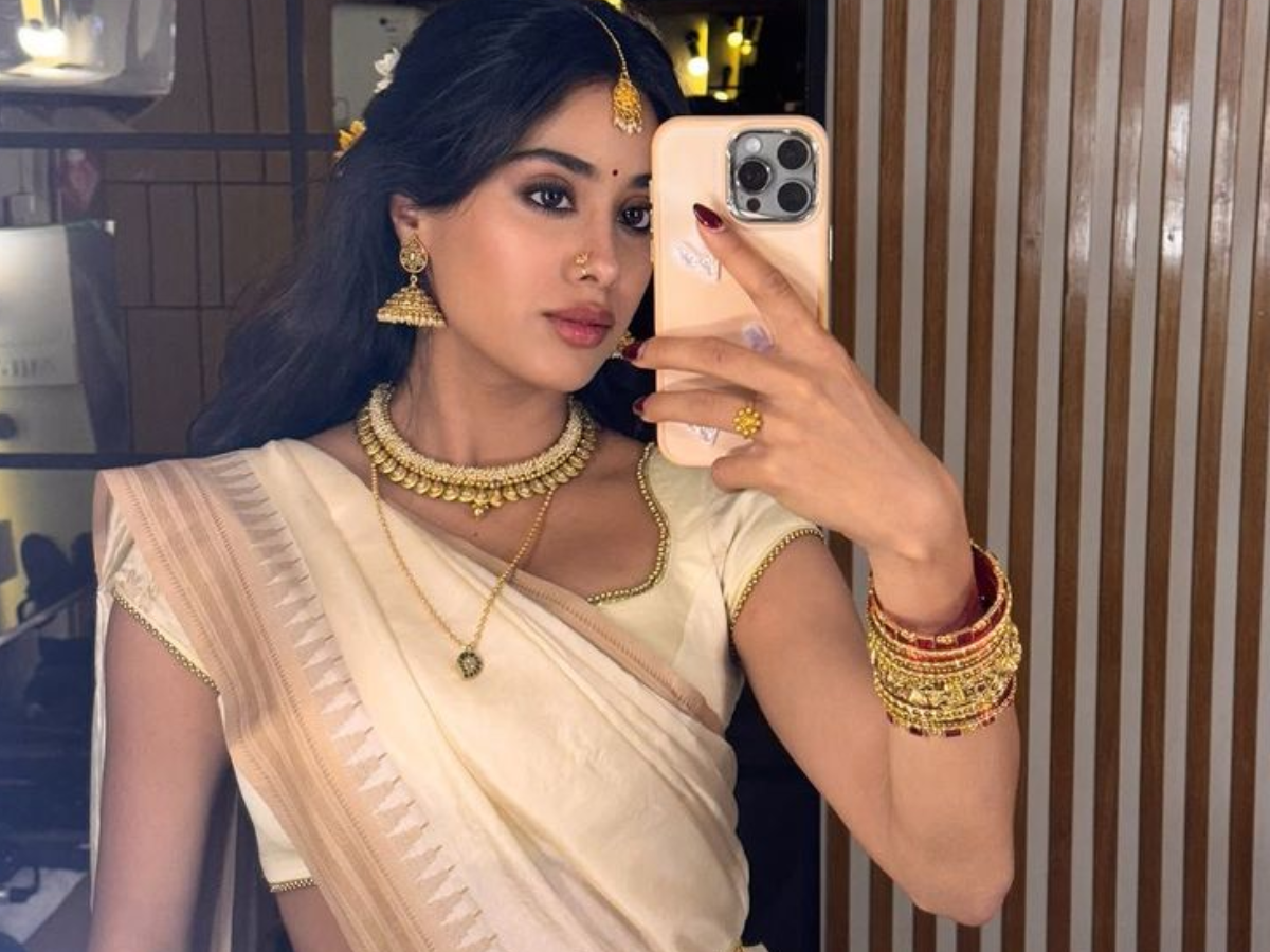Janhvi Kapoor's classic style look - Photo Gallery