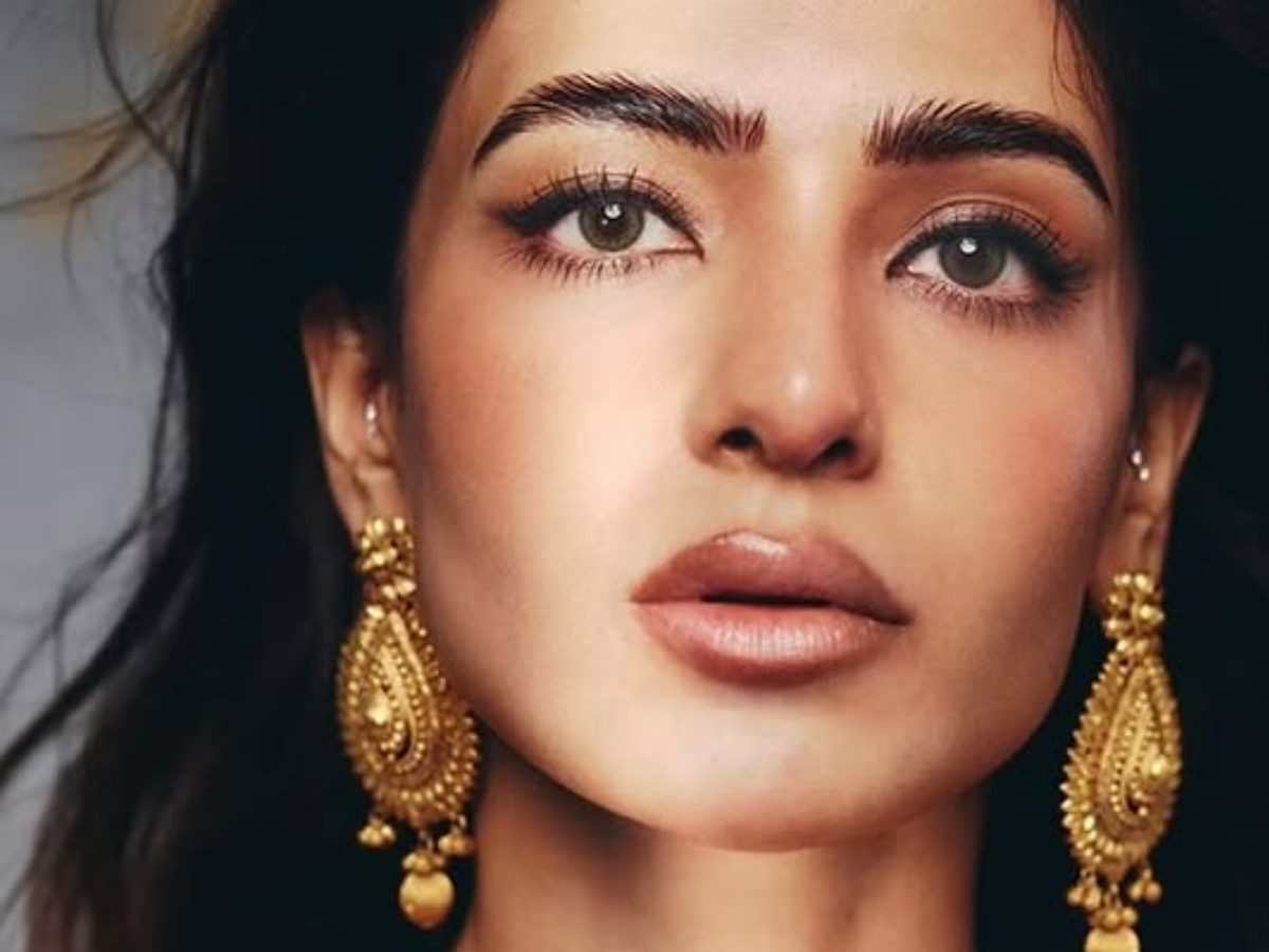 Samantha gave a great pose wearing gold earrings - Photo Gallery