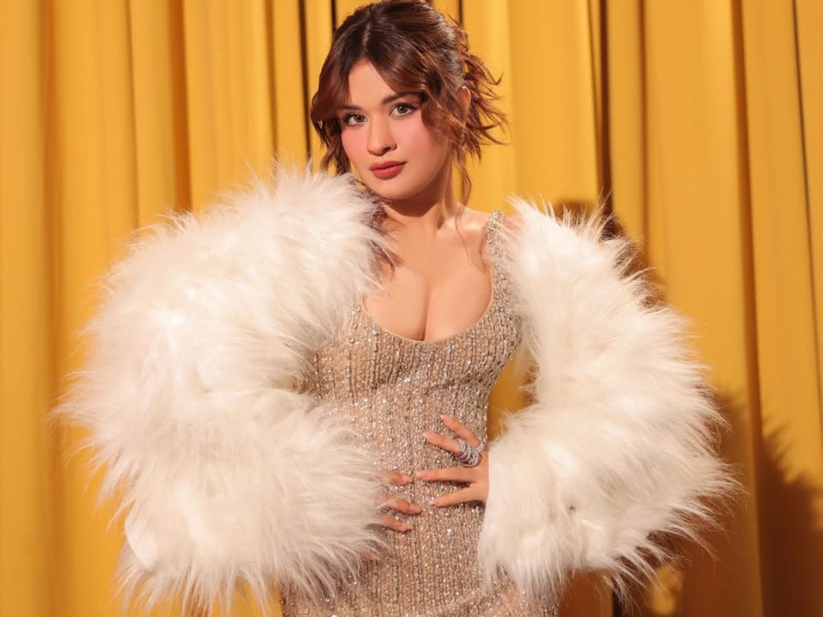 डीप नेक ड्रेस में Avneet kaur ने करवाया लेटेस्ट फोटोशूट, कैमरे के सामने क्लीवेज दिखाते हुए दिए सेक्सी और बोल्ड पोज - Photo Gallery