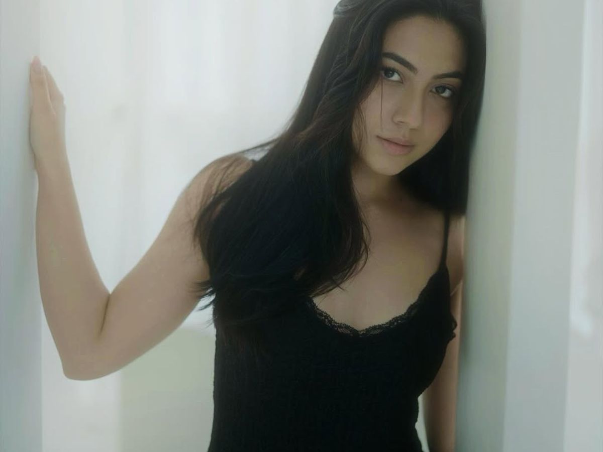 Reem Sameer के स्टाइल और हुस्न से भरे इन बोल्ड अंदाज ने बटोरी सबकी नजरे और इंटरनेट पर बढ़ाई गर्मी - Photo Gallery