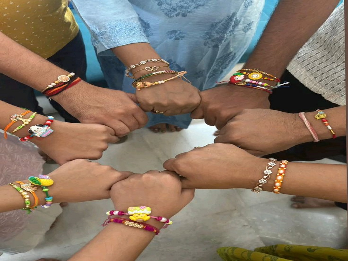 RakshaBandhan 2025: जानिए क्यों पुरानी परंपरा कहती है 3 या 5 गांठें ही लगानी चाहिए राखी में - Photo Gallery