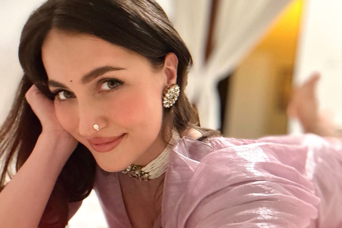 इस फेमस एक्ट्रेस ने अपने इंस्टाग्राम की ग्लैमरस और स्टाइलिश अंदाज से भरी ऐसी तस्वीरे पोस्ट की देखते ही सबने बोला वाह! - Photo Gallery