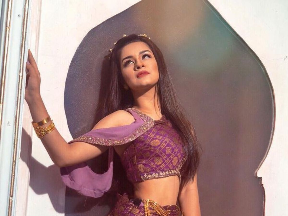 Avneet Kaur के बोल्ड और हॉट लुक ने बढ़ाई गर्मी, इस पॉपुलर डायरेक्टर के साथ जुड़ा था नाम - Photo Gallery