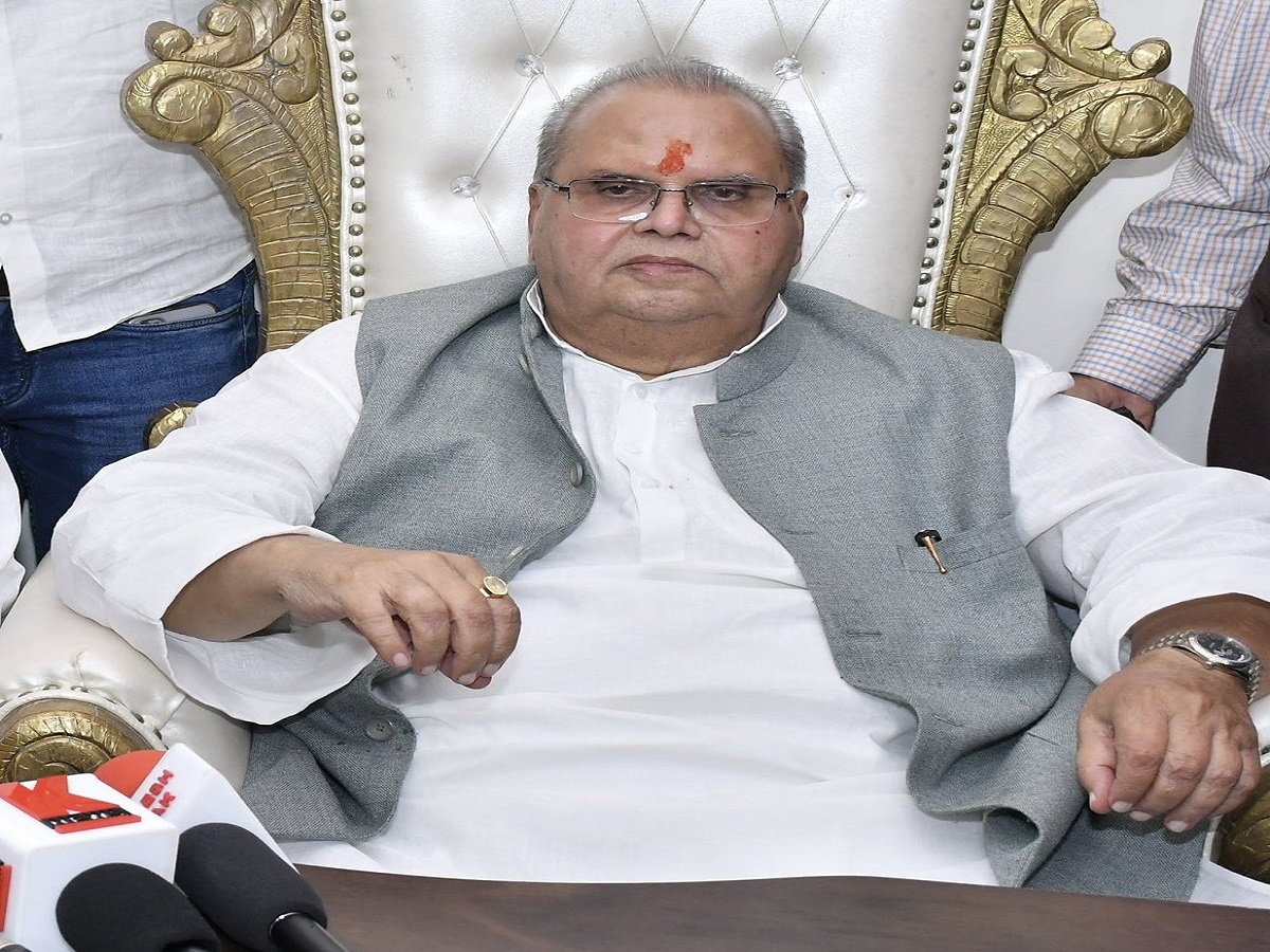 जानिए कश्मीर के पूर्व राज्यपाल Satyapal Malik के बारे में, कौन है उनकी बीवी, जो मानती हैं ये धर्म - Photo Gallery