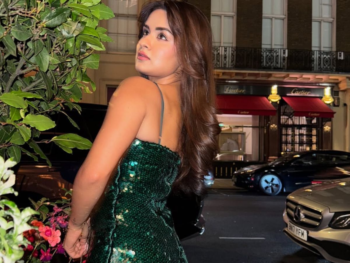 Avneet Kaur Party Looks: बोल्डनेस, ब्यूटी और शिमरी अंदाज में अवनीत कौर के दिखे ऐसे आउटफिट्स की आप भी देखे बिना खुद को रोक नही पाएंगे - Photo Gallery