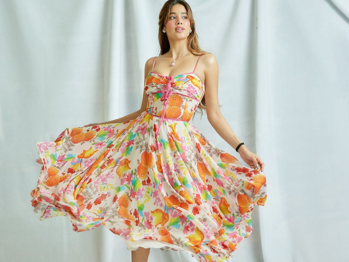 Janhvi Kapoor Promotional Look for Param Sundari: फ्लोरल ड्रेस में दिखा जाह्नवी कपूर का ड्रीमी अंदाज, नेचुरल मेकअप और ग्रेसफुल स्टाइल के साथ - Photo Gallery