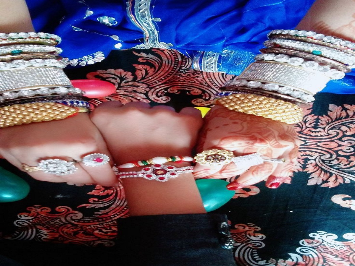 RakshaBandhan 2025: जानिए क्यों पुरानी परंपरा कहती है 3 या 5 गांठें ही लगानी चाहिए राखी में - Photo Gallery
