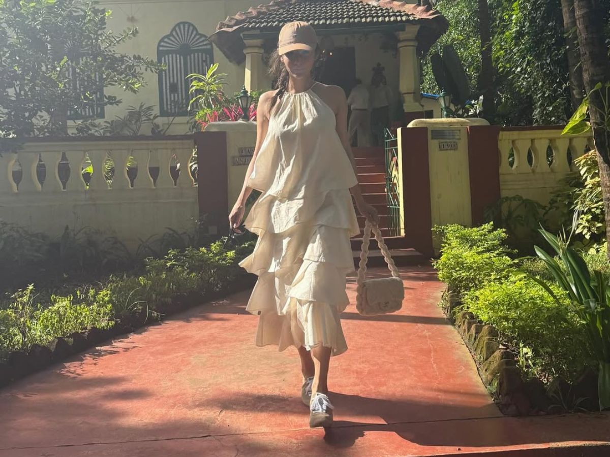 Mouni Roy के बीचसाइड लुक ने चुराया फैन्स का दिल साथ ही अपने दिलकश अंदाज से दिखाया अपना छुपा ग्लैमर - Photo Gallery