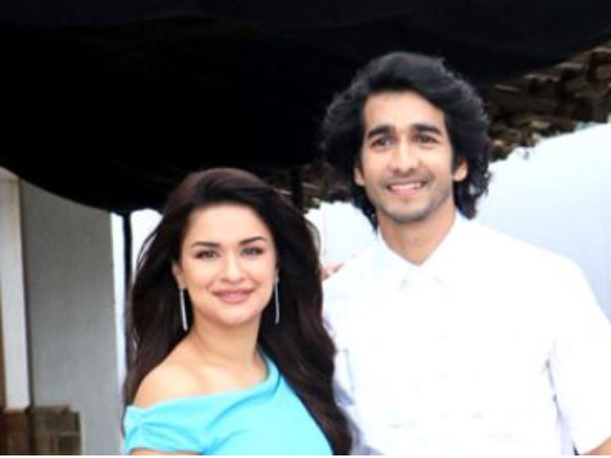 Avneet Kaur clicked a cute photo with Shantanu Maheshwari - Photo Gallery