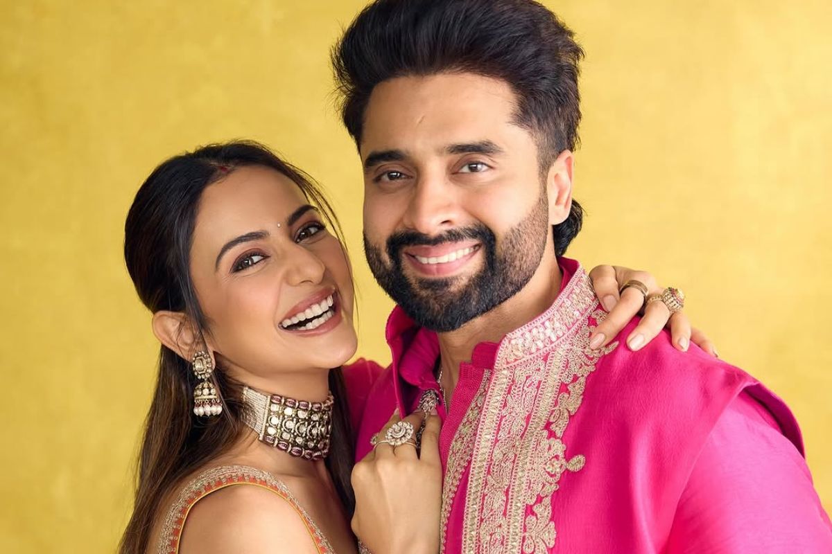 Rakul Preet का एथनिक लुक बना Ganesh Chaturthi की शान, भक्ति और खूबसूरती का दिखा ट्रेडिशनल चार्म - Photo Gallery