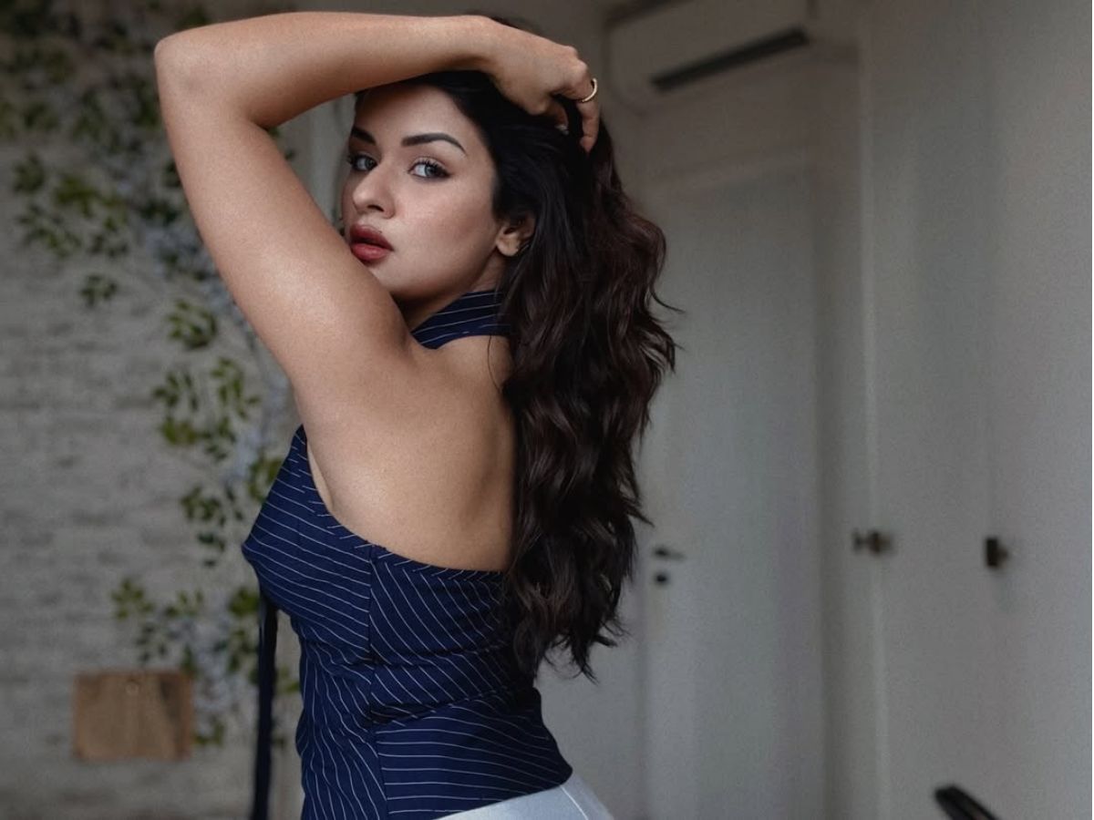 Hot लुक में नजर आई ये एक्ट्रेस ने मचाया सोशल मीडिया पर बवाल और लगाई इंटरनेट पर आग। - Photo Gallery