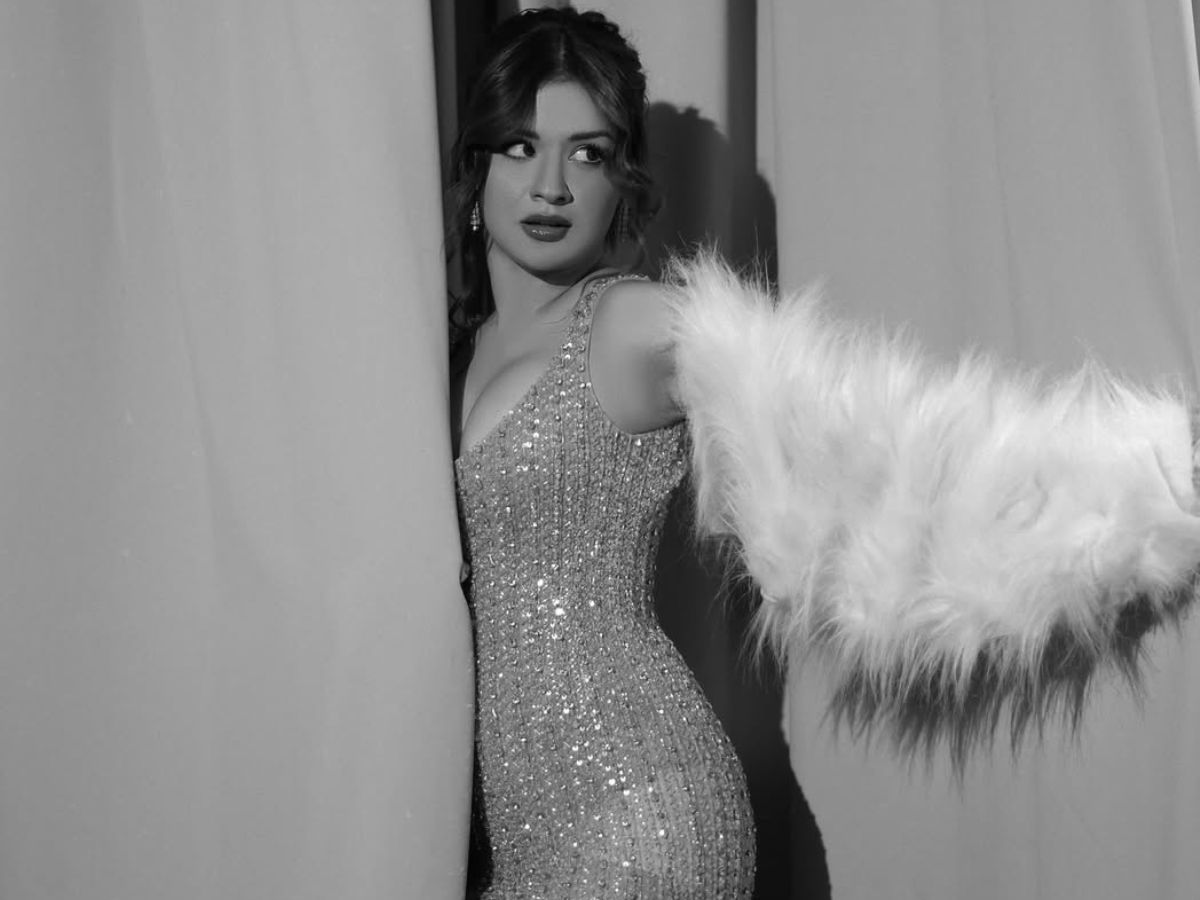 डीप नेक ड्रेस में Avneet kaur ने करवाया लेटेस्ट फोटोशूट, कैमरे के सामने क्लीवेज दिखाते हुए दिए सेक्सी और बोल्ड पोज - Photo Gallery