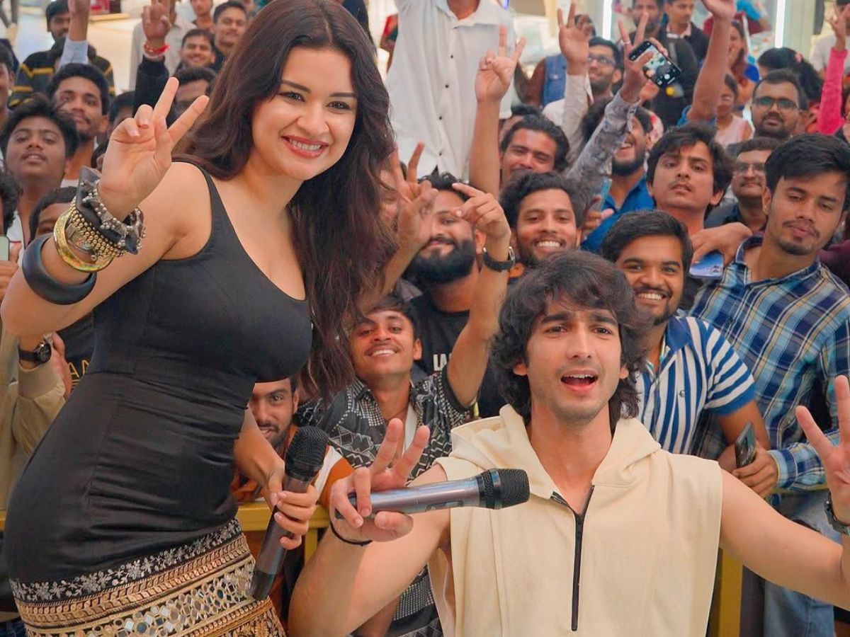 Avneet kaur Promotional Look for Love In Vietnam: भीड़ में छाई ब्लैक ड्रेस में दिखा अवनीत का जलवा, उनका सेक्सी और ग्लैमर लुक बना चर्चा का कारण - Photo Gallery