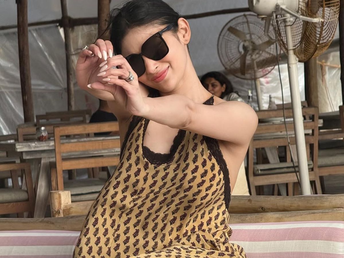 Mouni Roy के बीचसाइड लुक ने चुराया फैन्स का दिल साथ ही अपने दिलकश अंदाज से दिखाया अपना छुपा ग्लैमर - Photo Gallery