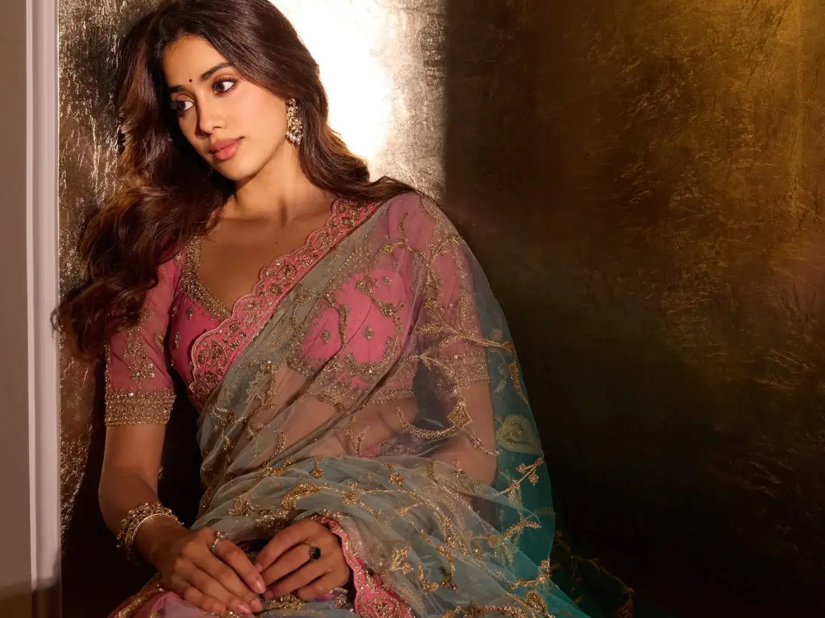 फिल्म Param Sundari के प्रमोशन में Jahnvi Kapoor ने अपने लुक से चुराया लोगों का दिल, फूलों वाली साड़ी तो कभी,तो कभी लहंगा सब में दिखी बवाल - Photo Gallery