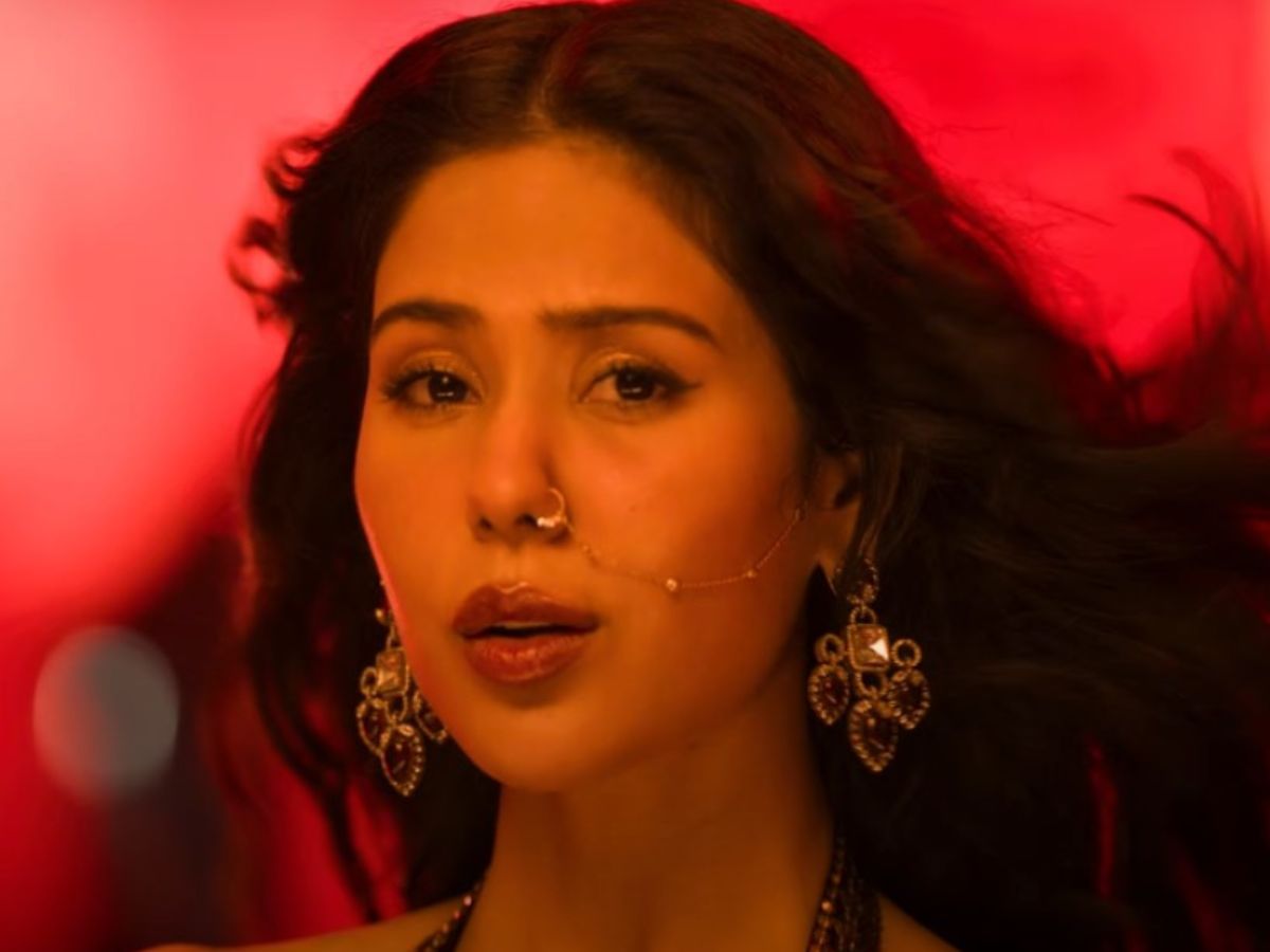 पंजाब से बॉलीवुड तक का सफर तह कर Sonam Bajwa के ग्लैमरस लुक और धड़कन बढ़ाने वाले डांस मूव्स “Akeli Laila” में देख, बने चर्चा का केंद्र - Photo Gallery