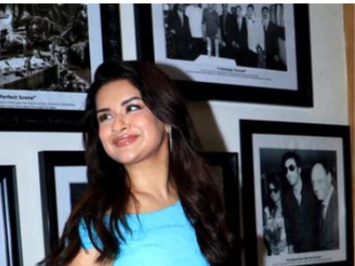 Avneet Kaur gave a shy pose - Photo Gallery