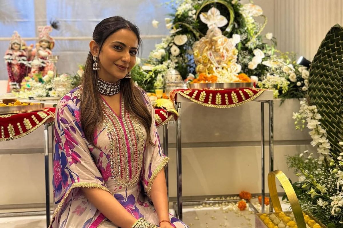 Rakul Preet का एथनिक लुक बना Ganesh Chaturthi की शान, भक्ति और खूबसूरती का दिखा ट्रेडिशनल चार्म - Photo Gallery