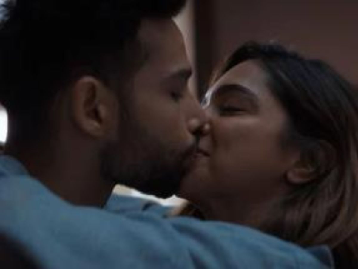 Dhadak 2 के एक्टर Siddhant Chaturvedi ने इन फिल्मों में दिखाया था अदाकारी का जलवा, दीपीका पादूकोण के साथ इंटीमेट सीन - Photo Gallery
