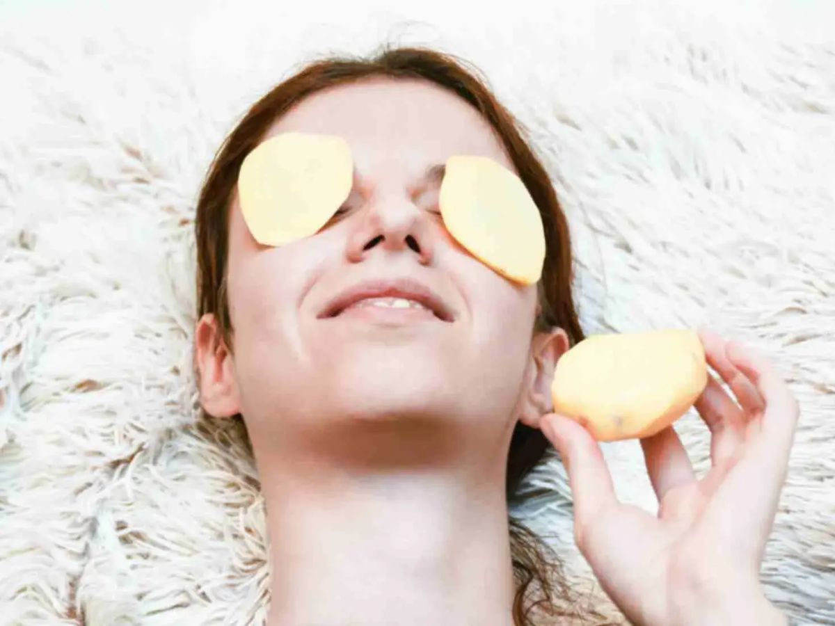 आँखो के नीचे से करना है Dark Circles का सफाया ? किचने में रखें इन सामनों का करे इस्तेमाल और चेहरा पाए बेदाग, हर को पूछेगा क्या लगाया जनाब। - Photo Gallery