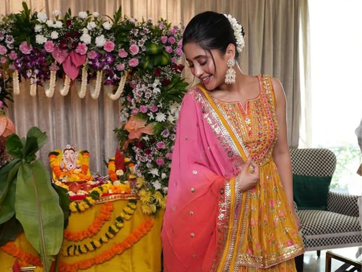 Raksha Bandhan 2025: इस राखी पाना हैं ट्रेडिशनल लुक, तो शिवांगी जोशी से इंस्पायर ये ऑउटफिट करे ट्राई, जो देंगे अट्रैक्टिव लुक