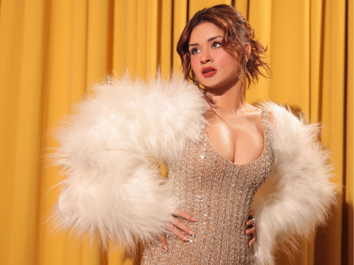 डीप नेक ड्रेस में Avneet kaur ने करवाया लेटेस्ट फोटोशूट, कैमरे के सामने क्लीवेज दिखाते हुए दिए सेक्सी और बोल्ड पोज - Photo Gallery