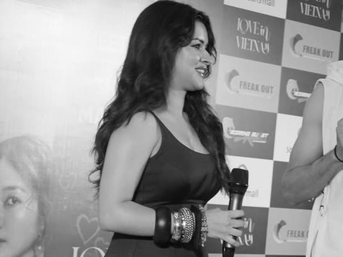 Avneet kaur Promotional Look for Love In Vietnam: भीड़ में छाई ब्लैक ड्रेस में दिखा अवनीत का जलवा, उनका सेक्सी और ग्लैमर लुक बना चर्चा का कारण - Photo Gallery