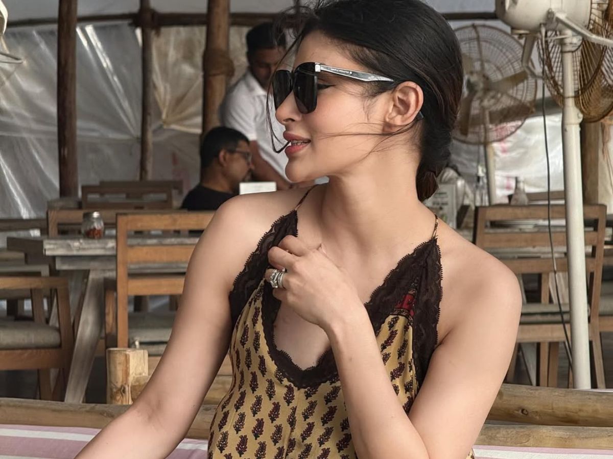 Mouni Roy के बीचसाइड लुक ने चुराया फैन्स का दिल साथ ही अपने दिलकश अंदाज से दिखाया अपना छुपा ग्लैमर - Photo Gallery