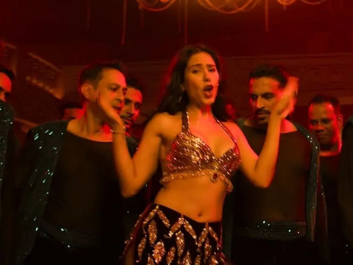 पंजाब से बॉलीवुड तक का सफर तह कर Sonam Bajwa के ग्लैमरस लुक और धड़कन बढ़ाने वाले डांस मूव्स “Akeli Laila” में देख, बने चर्चा का केंद्र - Photo Gallery