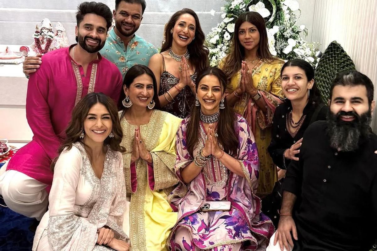 Rakul Preet का एथनिक लुक बना Ganesh Chaturthi की शान, भक्ति और खूबसूरती का दिखा ट्रेडिशनल चार्म - Photo Gallery