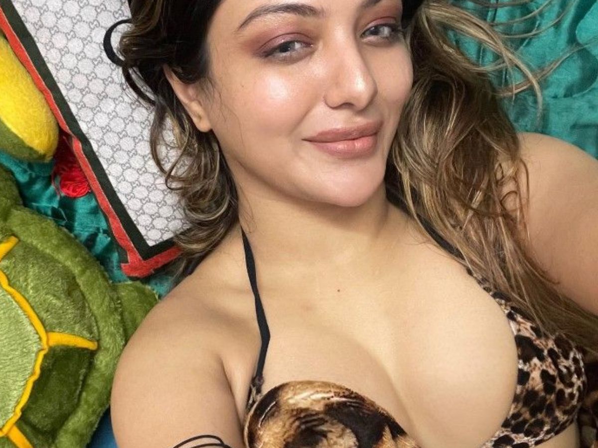 गंंदी फिल्मों में काम कर चुकी Khushi Mukherjee ने दिए फोटोशूट करवाते हुए अश्लील पोज, मिला Seduction Queen का टैग - Photo Gallery