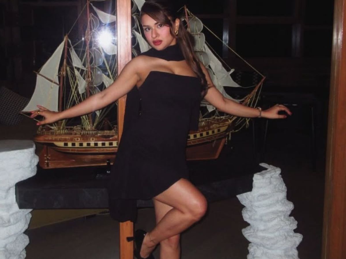 Avneet Kaur Party Looks: बोल्डनेस, ब्यूटी और शिमरी अंदाज में अवनीत कौर के दिखे ऐसे आउटफिट्स की आप भी देखे बिना खुद को रोक नही पाएंगे - Photo Gallery